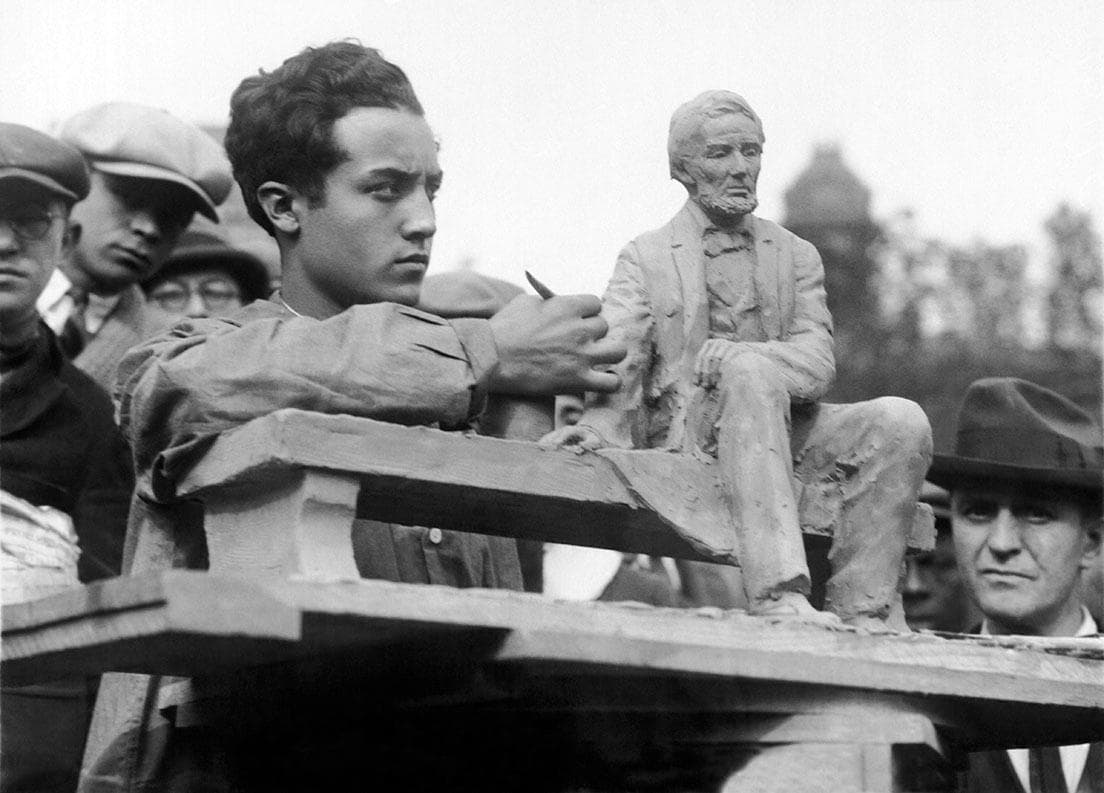 1924年11月、19歳のイサム・ノグチ。パリへと留学を果たすのは、この5年後のことだ。　写真：Universal Images Group/アフロ