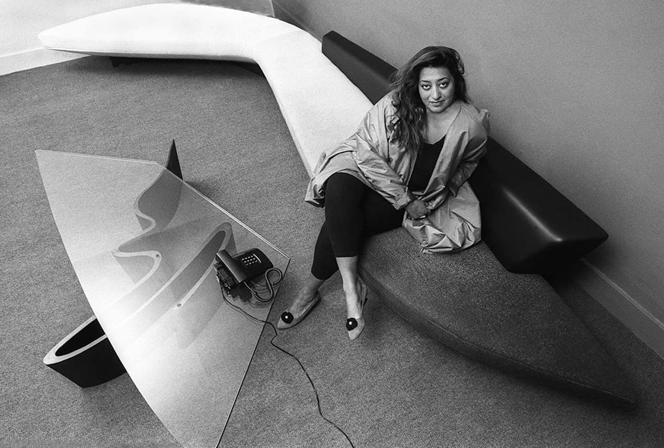 1985年のザハ。ハディド。自作のベンチとテーブルと。　photo_Christopher Pillitz / Getty Images