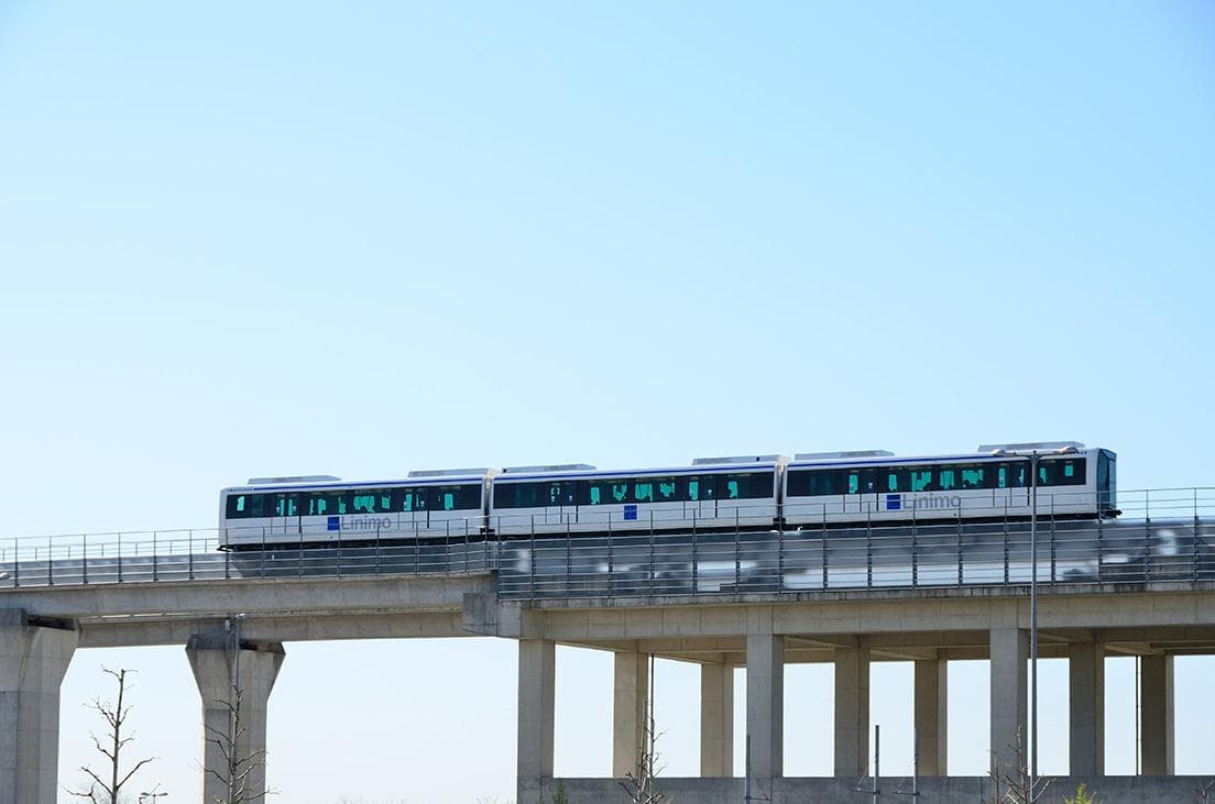 〈ジブリパーク〉の最寄駅である「愛・地球博記念公園」駅へ運行するリニモ。photo_Hiroshi Watanabe/AFLO