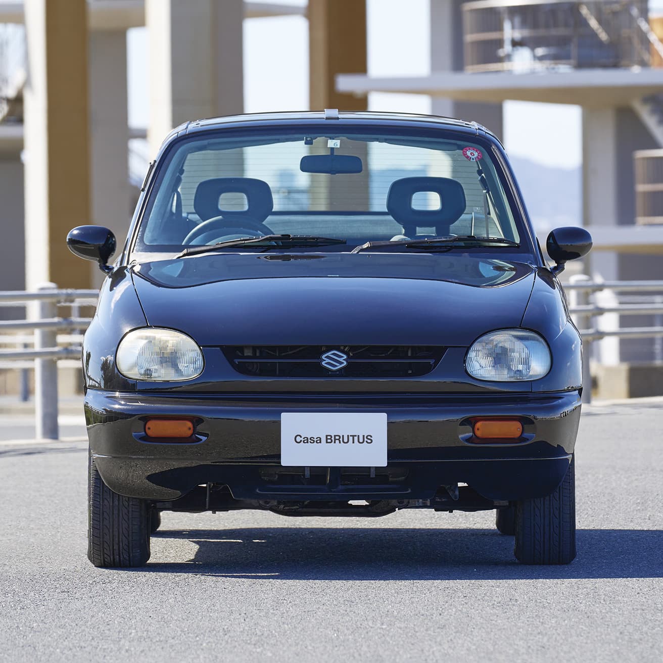 全体的に丸みを帯びた車体とヘッドライトが、優しい表情を作り出す。