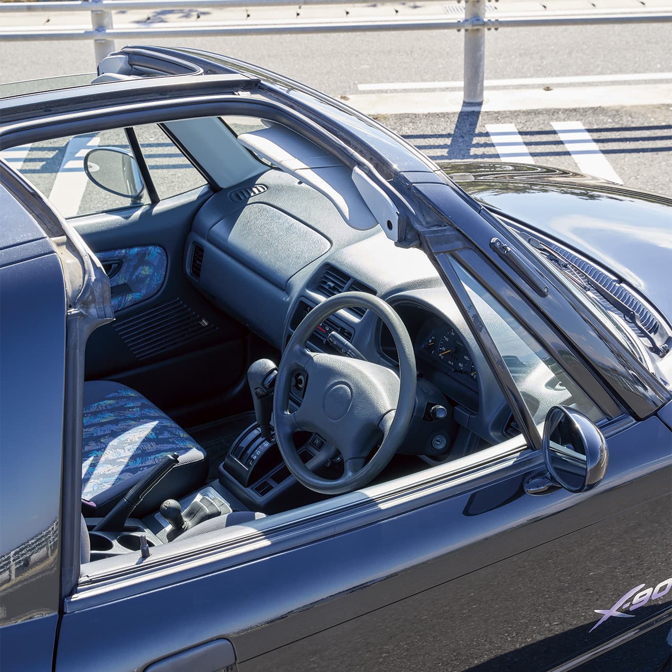 立ったピラーの効果で車内は広々とした印象。左右分割式のグラスルーフを外せば、より開放感が得られる。