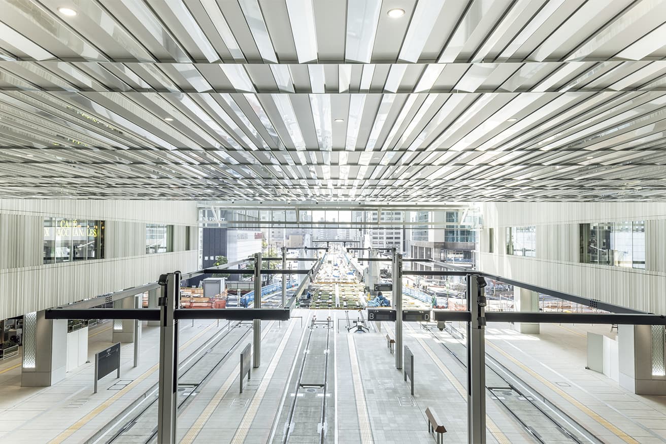 中央アトリウム空間の天井には、バイブレーション仕上げと鏡面仕上げが施され、電車や人の往来が水面のように乱反射する。
