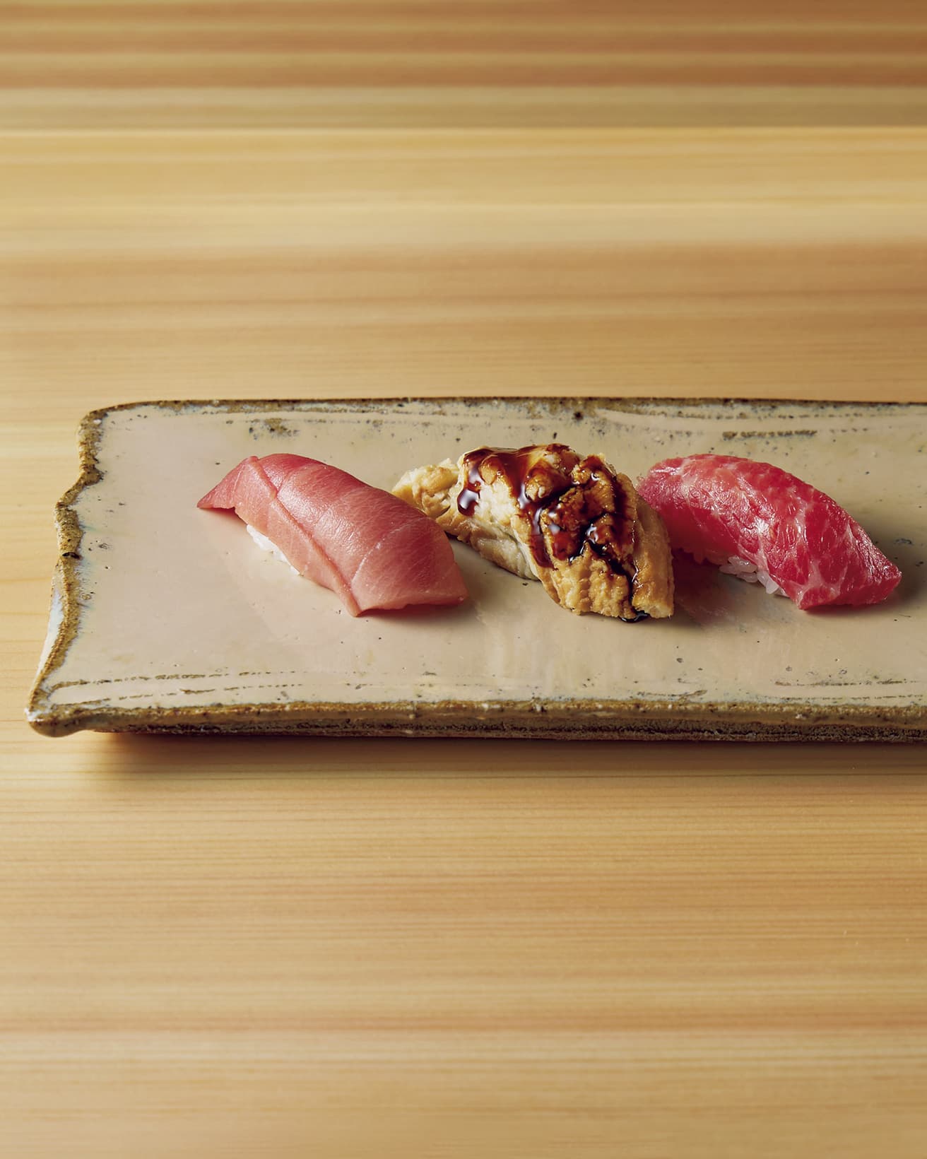 握り。右から、鯨、穴子、中トロ（料理は27,500円のおまかせの一例）。