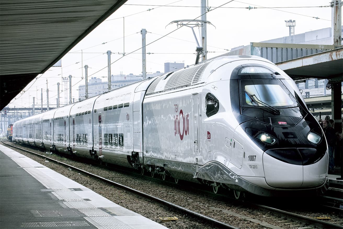 「TGV InOui」 2026年パリ〜リヨン〜マルセイユで運行開始。世界で唯一の最高時速300km以上で走行する2階建て車両。外観は白とグレーで「波」を表現した。