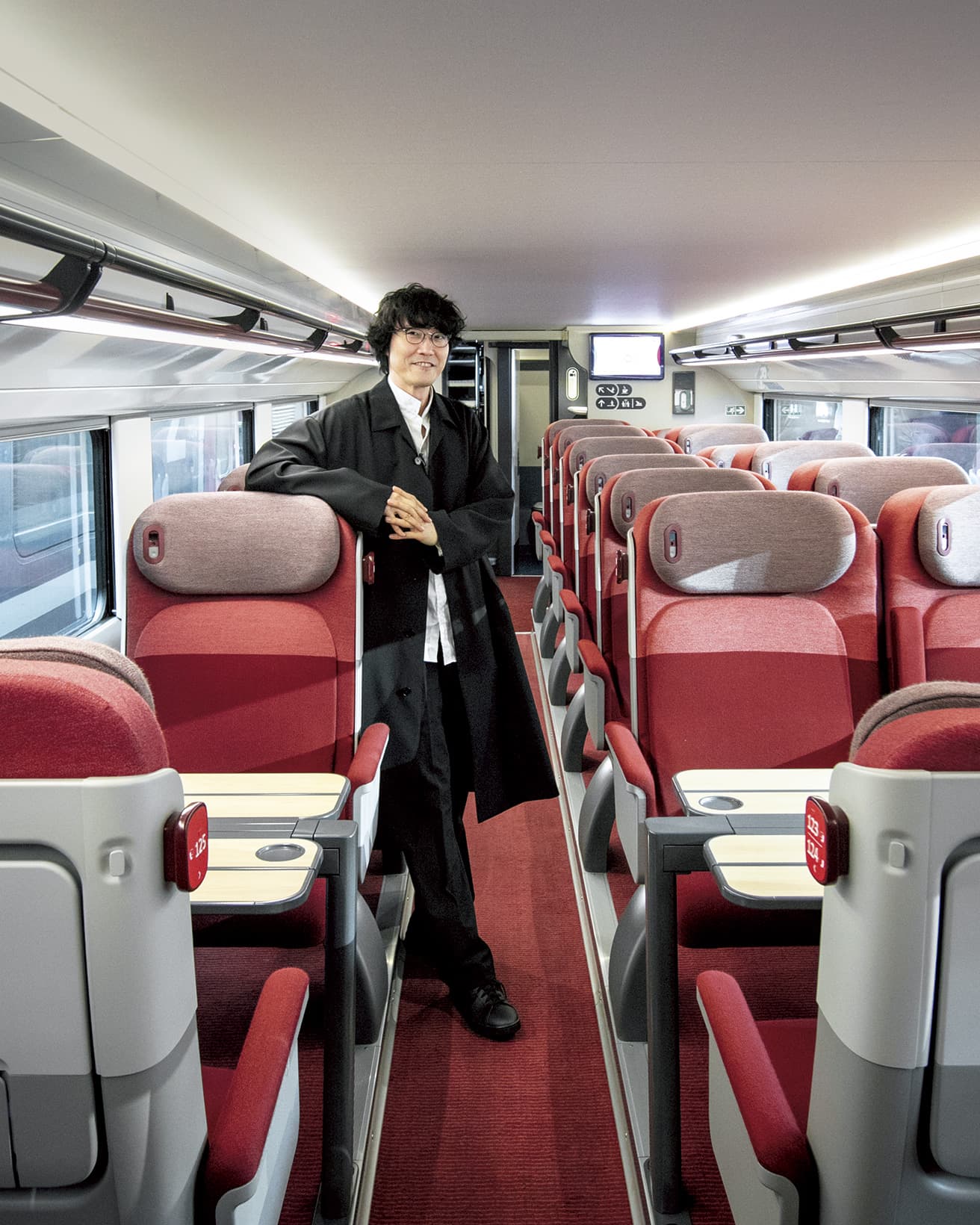 佐藤オオキと温かみのあるレッド系で統一された1等車。客室車両は座席と空間の一体感を生む「水平線」のようなカラーリングが特徴的だ。