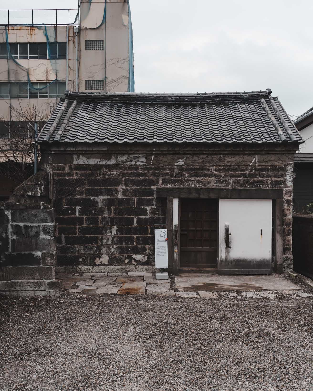 小谷作品が設置されているのは古い蔵だ。
