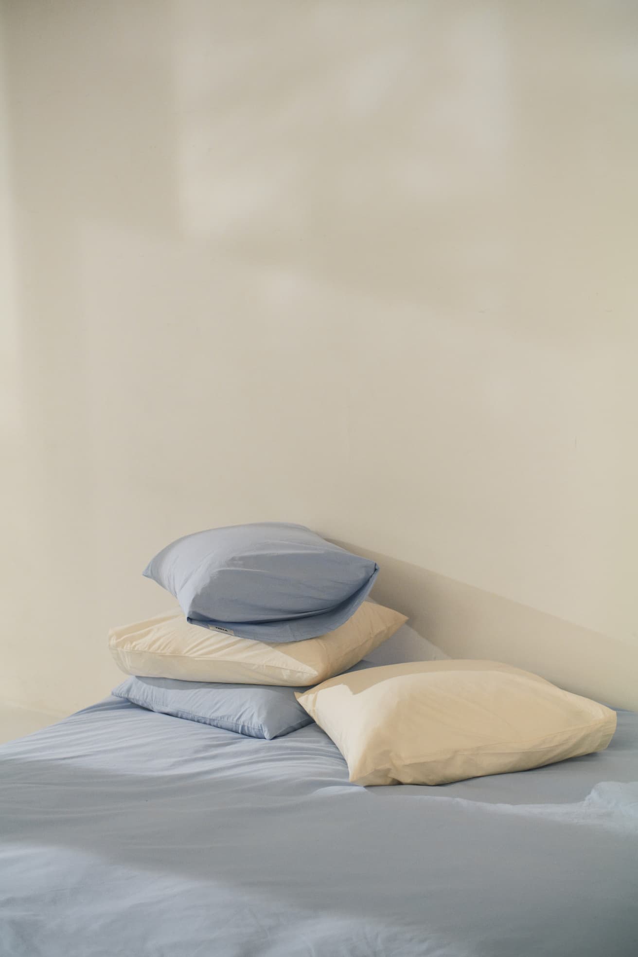 〈TEKLA〉ピローケース 5,500円。デュベカバー 39,600円。 Photography by Ola Rindal, 2024