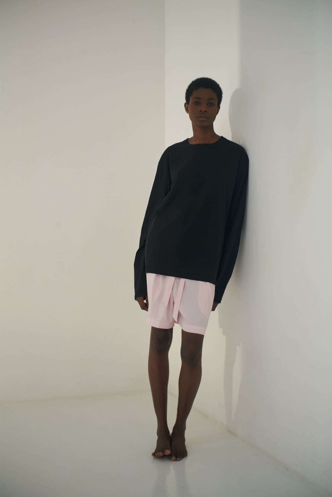 〈TEKLA〉スリープウェア。スリーピングTシャツ 17,600円。パジャマパンツ 参考商品。 Photography by Ola Rindal, 2024