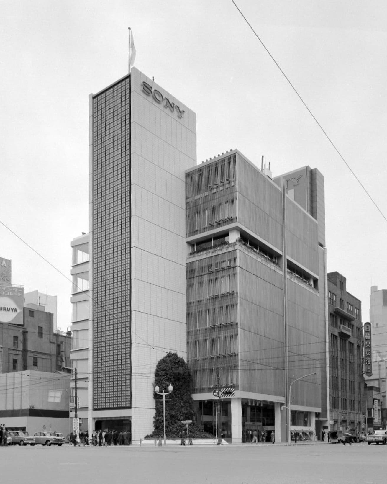 1966年竣工の〈ソニービル〉。銀座の数寄屋橋交差点に面して建てられ、長いあいだ銀座のランドマークとして愛された。
