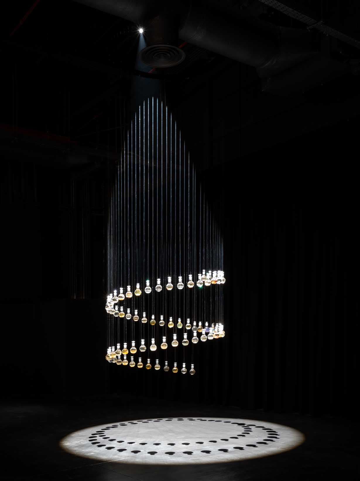 Anaïs Tondeur　アナイス・トンデュール《Urban Petrichor》（2015年〜）。雨のあとの土の香り「ペトリコール」を封じ込めた瓶のインスタレーション。