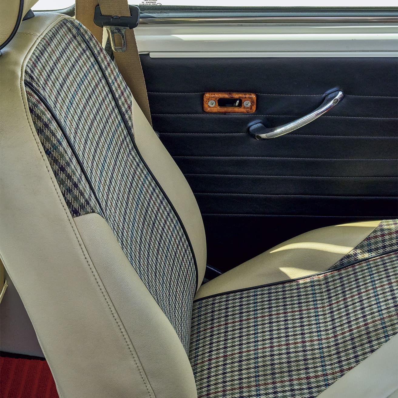 取材車は晩年の「メイフェア」。タータンチェックの布とベージュレザーのシックなシートを備える。