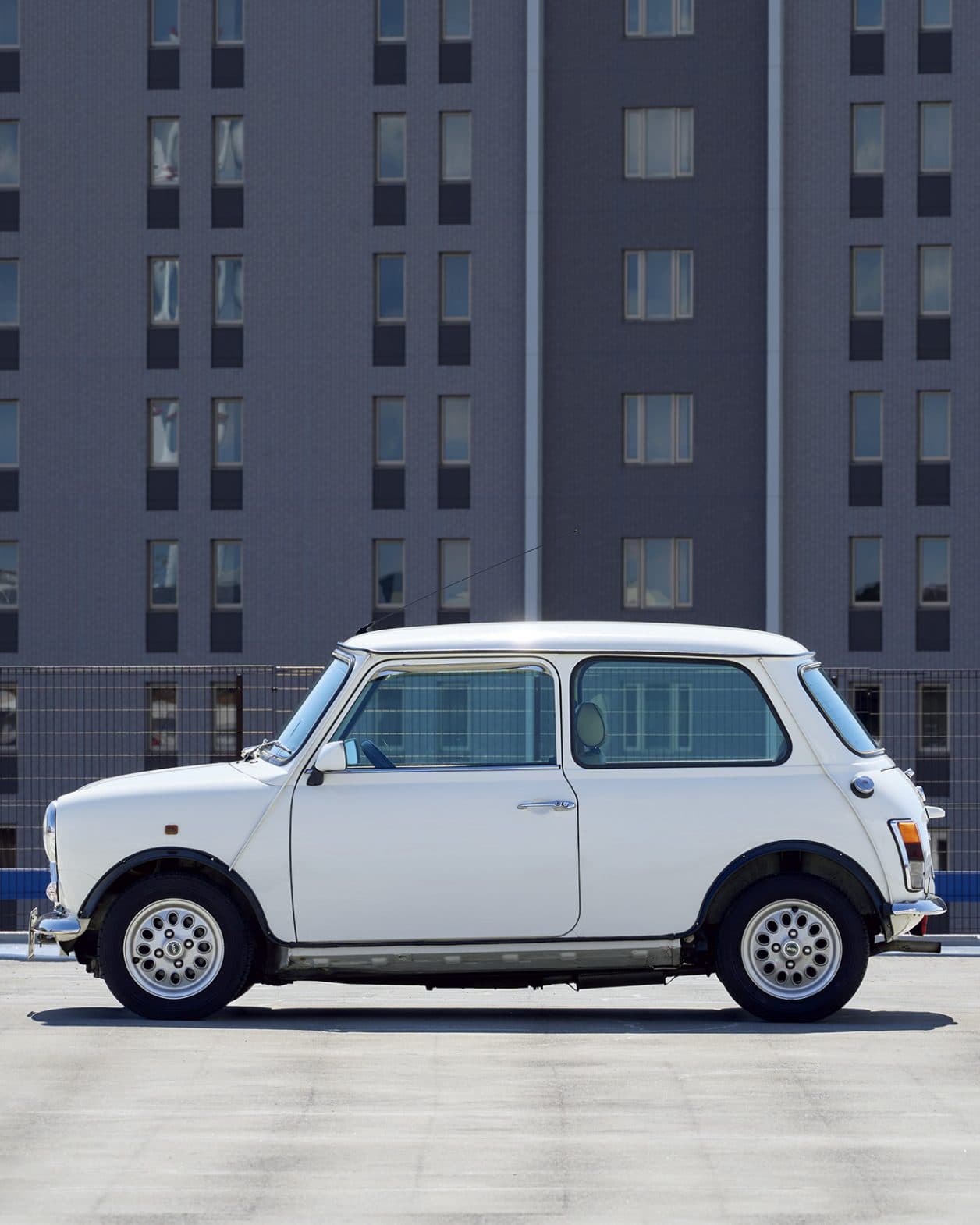 Chill CARS｜《ローバー ミニ》小型車に革命を与えた、世界有数の名車。