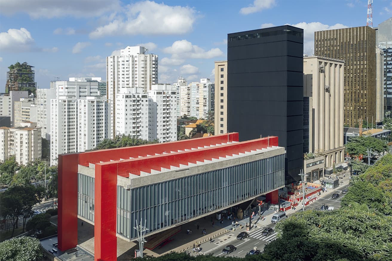 黒マットのパネルで覆われた新館Pietro Maria Bardi館は、サンパウロのMETRO Arquitetos Associadosによる設計。
