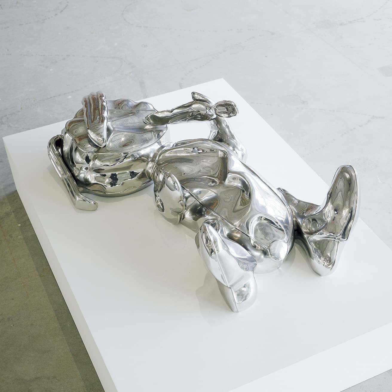 ジョナサン・モンク《Deflated Sculpture V》（2009年）。
