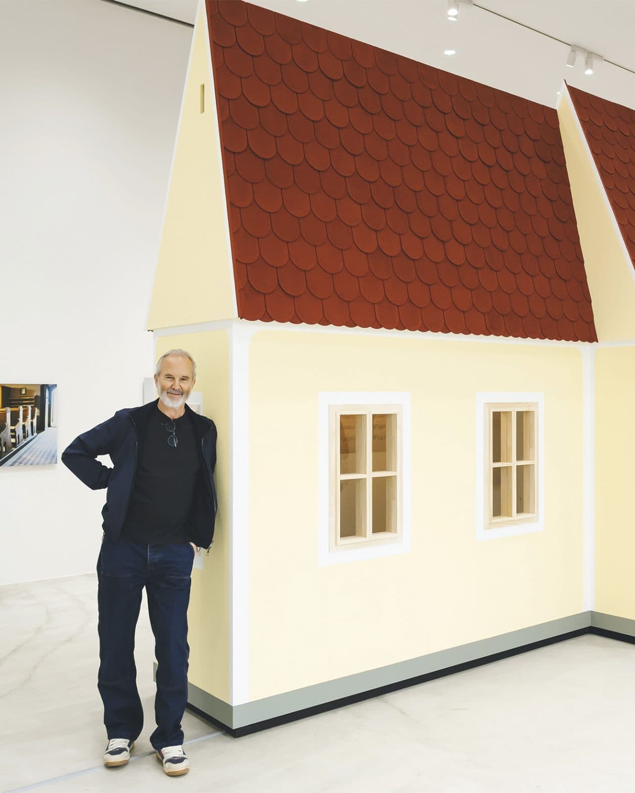 エルヴィン・ヴルムの日本初個展が青森・十和田で開催中。いびつな学校に込めた想いとは？