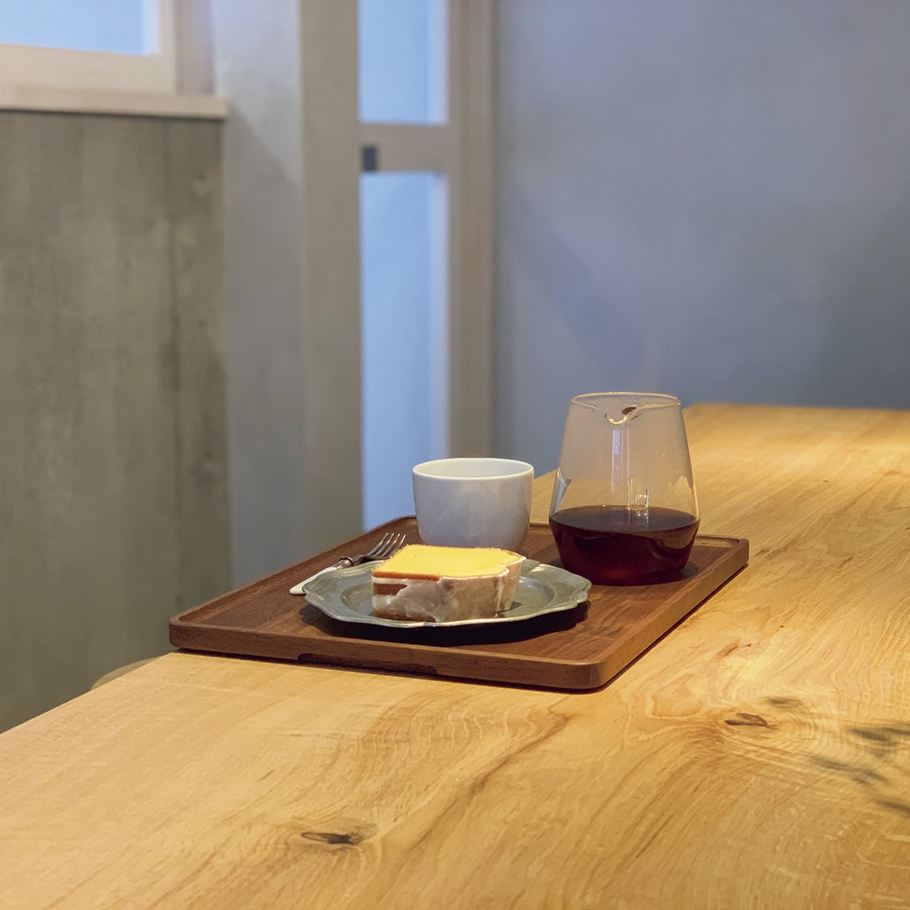 〈寺崎COFFEE〉寺崎亮さんが独学で極めた焙煎はすっきりとした浅煎り。日替わりの焼き菓子も。「一人でゆっくりしたい空間。豆もよく買います」。山梨県甲府市丸の内1-20-22 TEL 055 233 5055。7時30分〜18時（土・日10時〜）。無休。