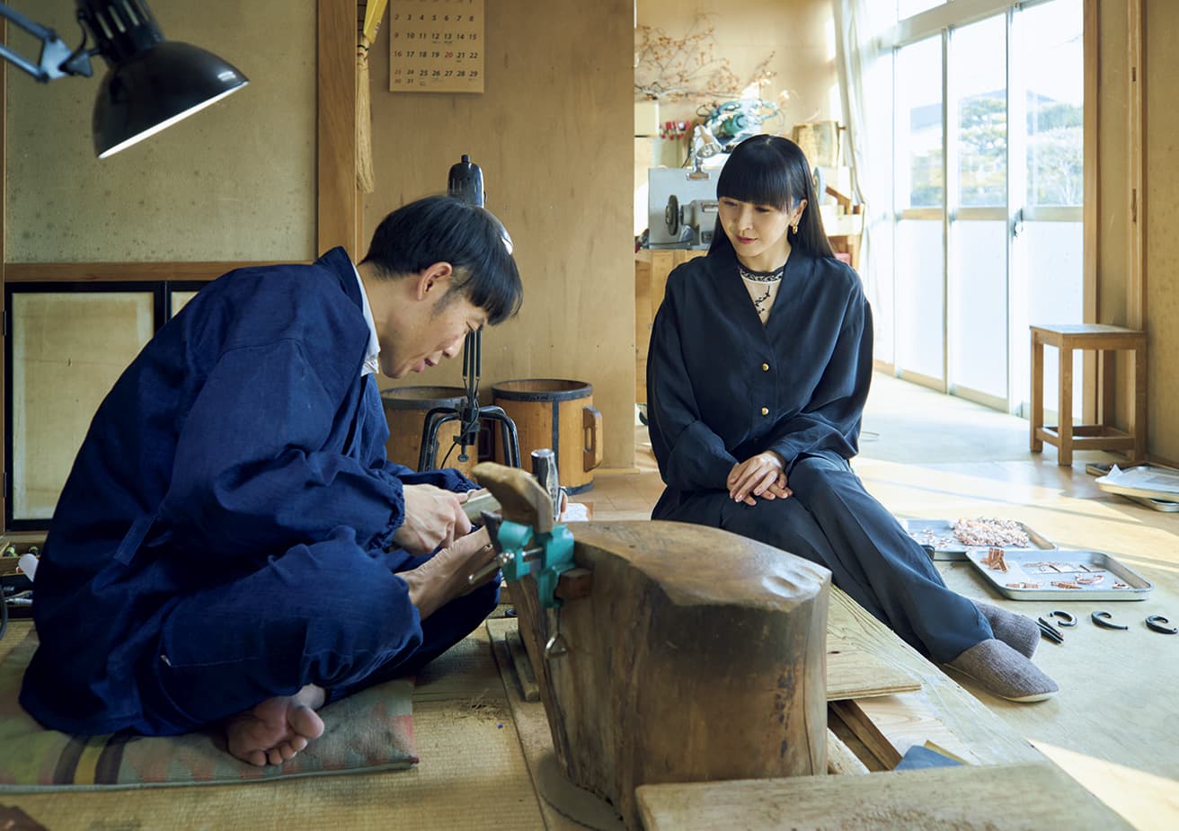 At the studio of Mr. Oda Toshinao, crafter of hand-hammered metal fittings. Observing the making of lock parts for a Sendai tansu, the roots of which derive from the Date clan of antiquity. "It's amazing that such intricate craftsmanship can be achieved entirely by hand," says our shopkeeper KASHIYUKA.