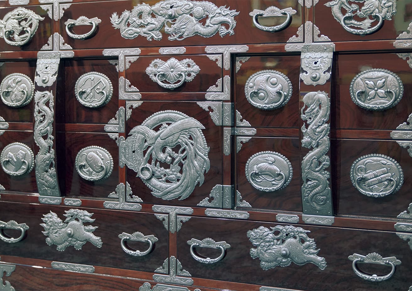 A kannukigata heya tansu (latch-type room chest), with metal parts displaying auspicious designs such as Chinese lions and dragons.