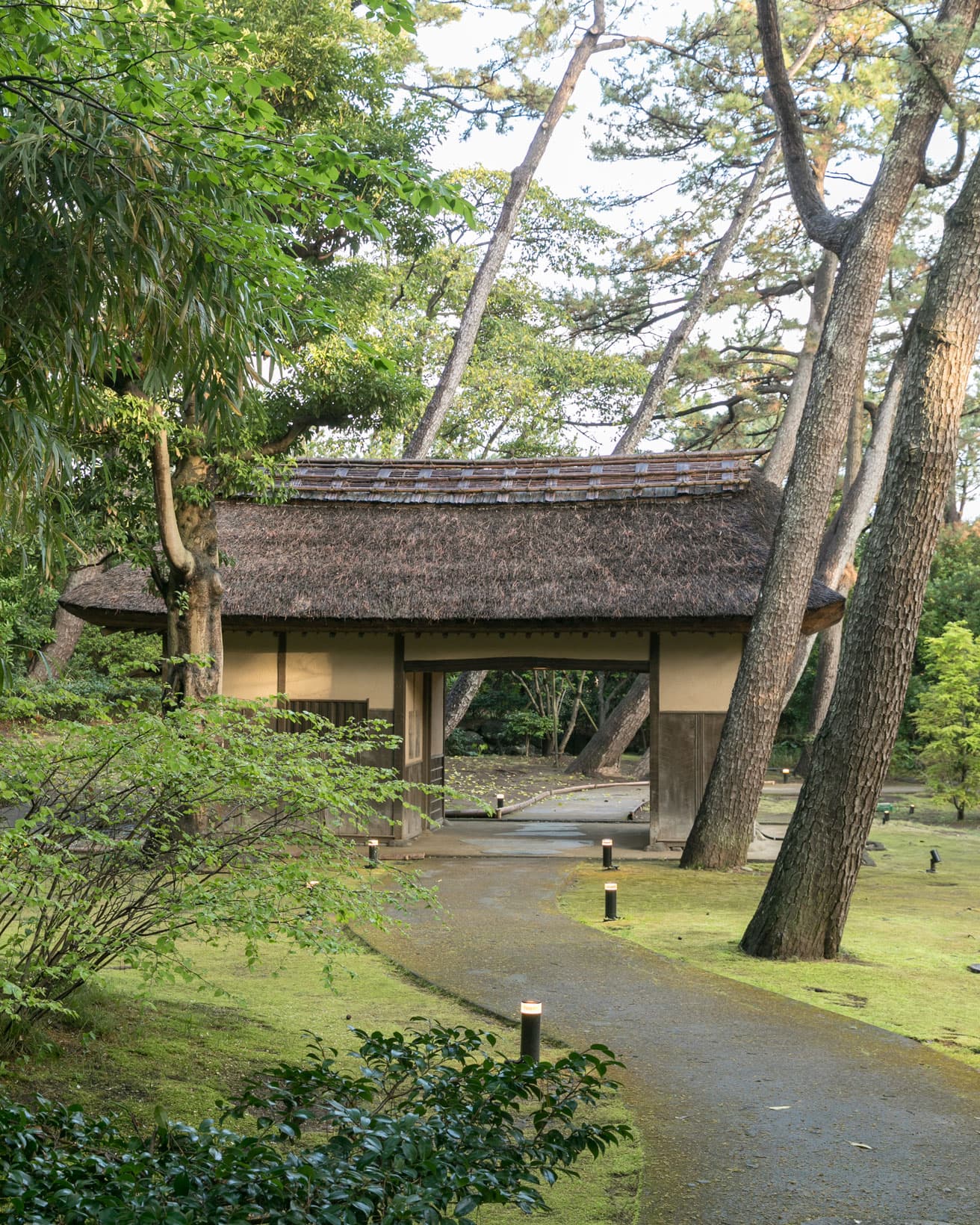 国の有形文化財に指定されている茅葺き屋根の「長屋門」。〈沼津倶楽部〉のエントランスに位置する。柱はなぐり仕上げ、壁は中塗仕上げ。腰壁には割竹や杉皮を張っている。大正2年に京都で造られたものを移築した。