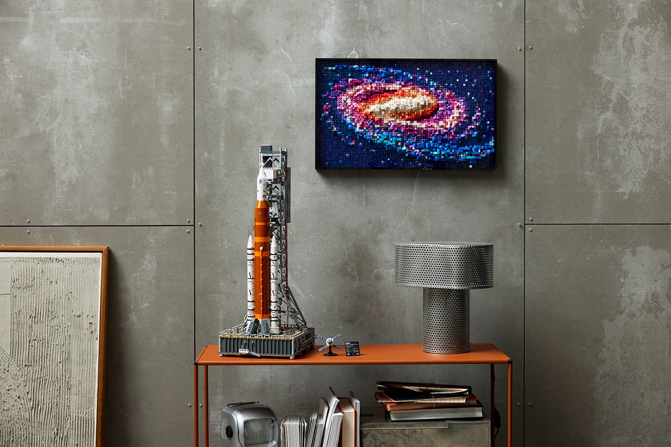 《レゴ®アイコン NASA アルテミス スペース・ローンチ・システム》36,480円。《レゴ®アート 天の川銀河》27,980円。LEGO and the LEGO logo are trademarks of the LEGO Group.©2024 The LEGO Group. NASA Insignia and identifiers provided and used with permission of NASA.
