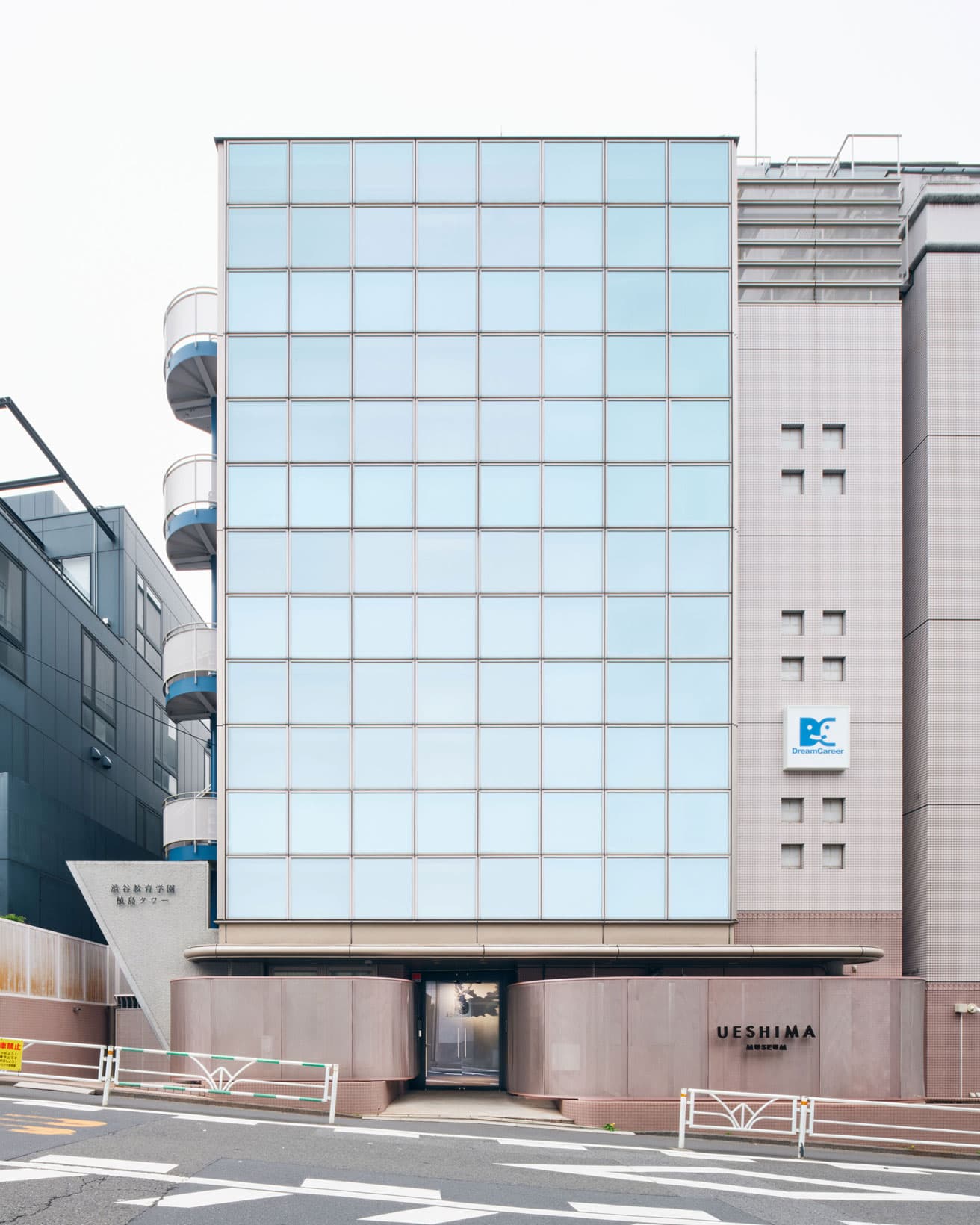 〈UESHIMA MUSEUM〉外観。渋谷教育学園の敷地内にある建物を〈渋谷教育学園 植島タワー〉としてリノベーションし、新しい美術館としてオープンする。