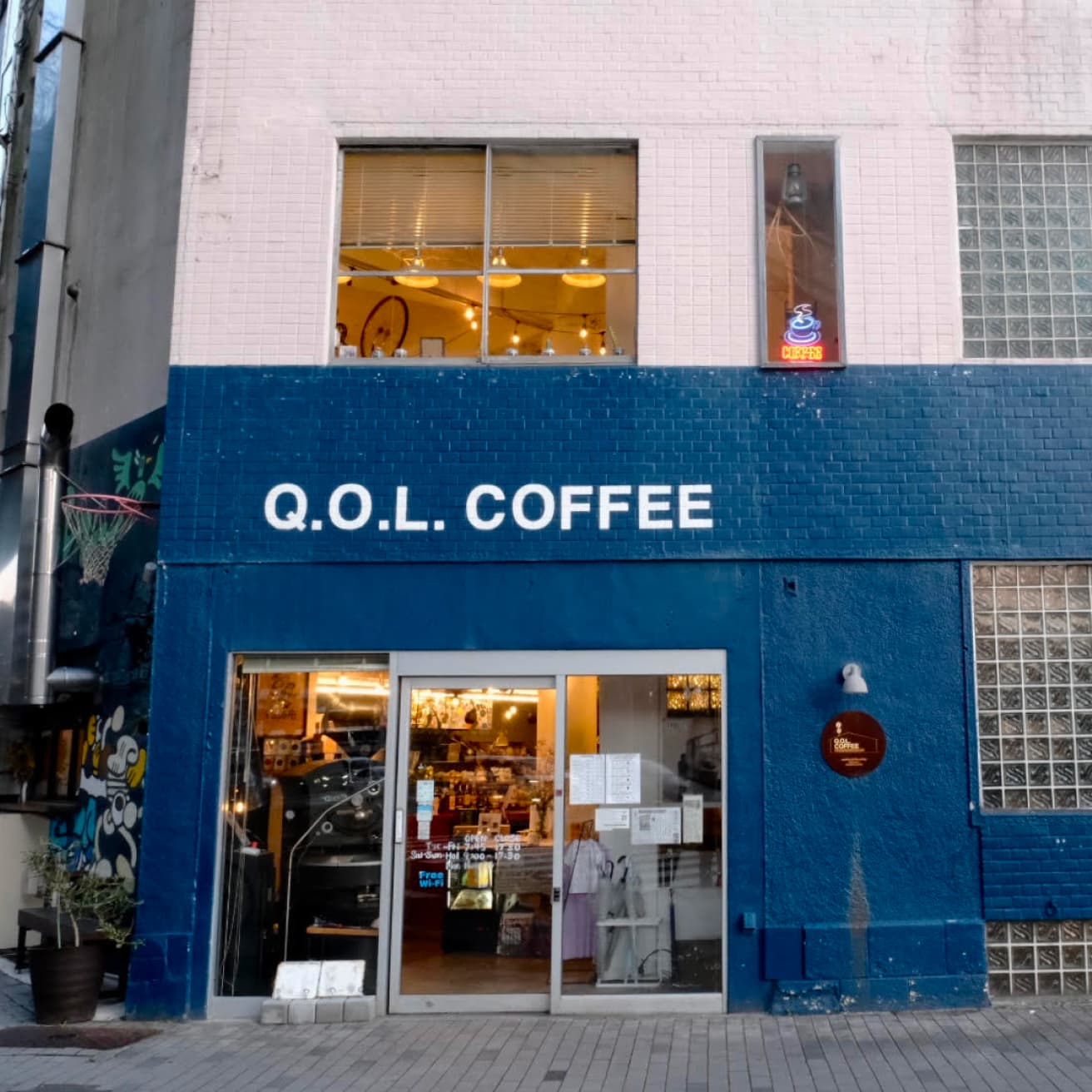 〈Q.O.L. COFFEE〉「バリスタからの評価が高い店です」（斉藤アリスさん）。アートや音楽などのイベントも開催し、コーヒーのある豊かな生活を提案。愛知県名古屋市中区丸の内3-5-1 マジマビル TEL 052 746 9134。7時45分〜17時30分（土・日9時〜）。月曜休。