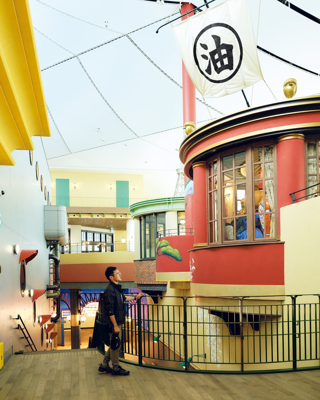 〈にせの館長室〉を見上げるのは、宮崎吾朗監督。photo_Keisuke Fukamizu