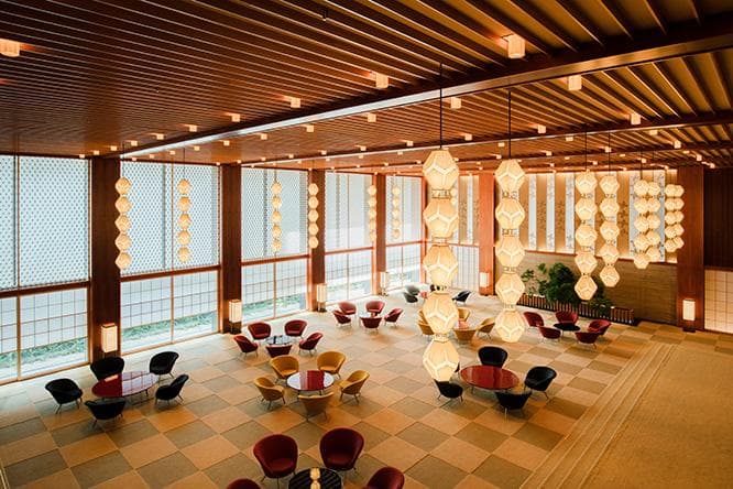 〈The Okura Tokyo〉ロビーに吊るされた「オークラ・ランターン」の本数は？【今日のカーサ検定】