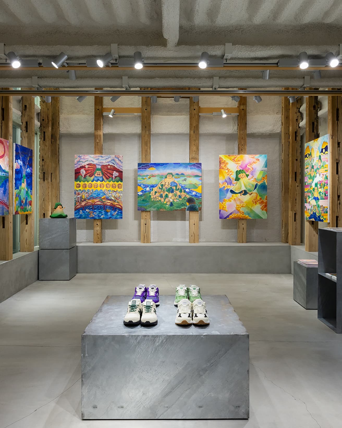 油彩を中心に《おかあ山》の世界観を展示。