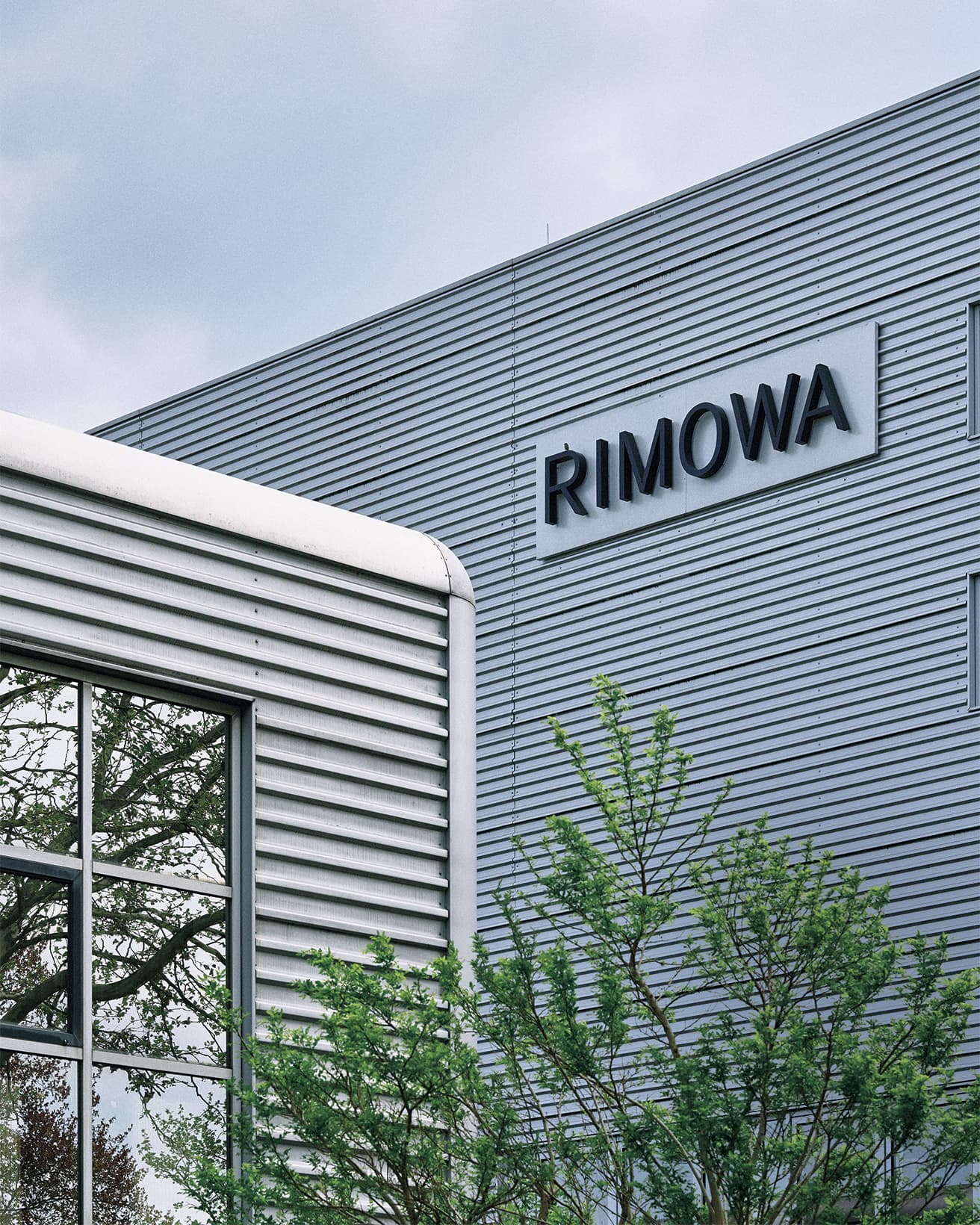 リモワのデザイン美学を体現する本社及び工場の建築は、ケルンを拠点にするスーパーゲルプ・アーキテクテンが手がけたもの。