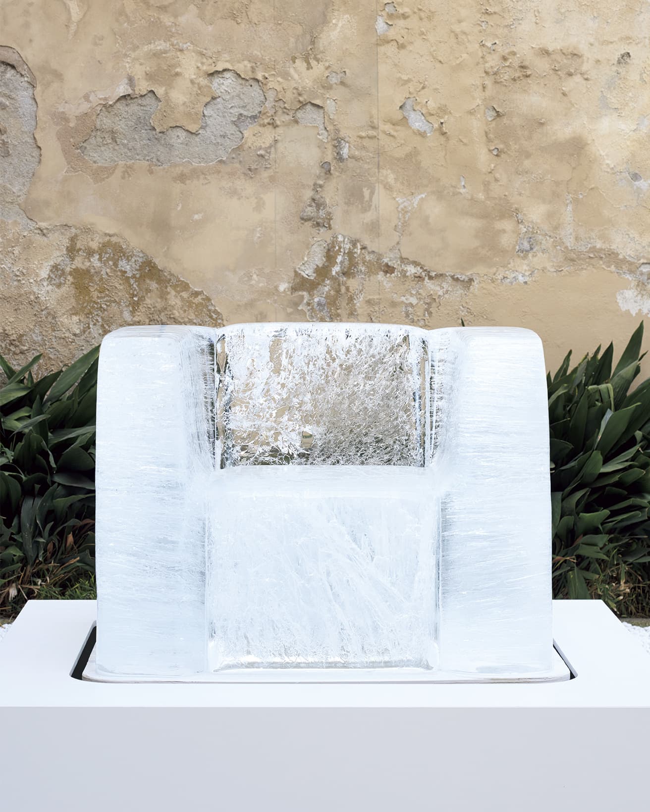 重さ850kgの氷の塊でできた《Aqua Chair》。同じ形状、条件で作ったものが回廊の下に4つ、屋外空間に3つ置かれていたが、日が経つにつれ、日当たりや風通しでひび割れや溶解が進み、次第にそれぞれが個性的な表情を見せ始める。