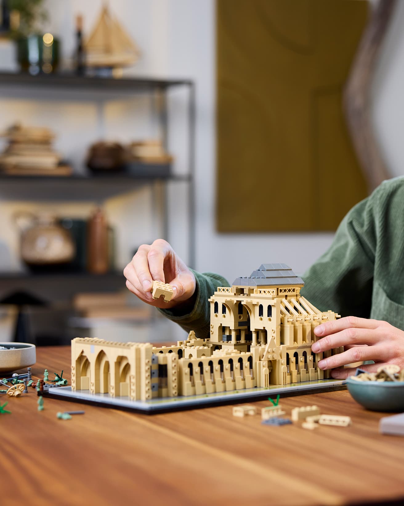 精巧に再現された内部構造を学びながら組み立てられる。《レゴ®アーキテクチャー ノートルダム大聖堂》31,980円。LEGO, the LEGO logo and the Minifigure are trademarks of the LEGO Group. ©2024 The LEGO Group.