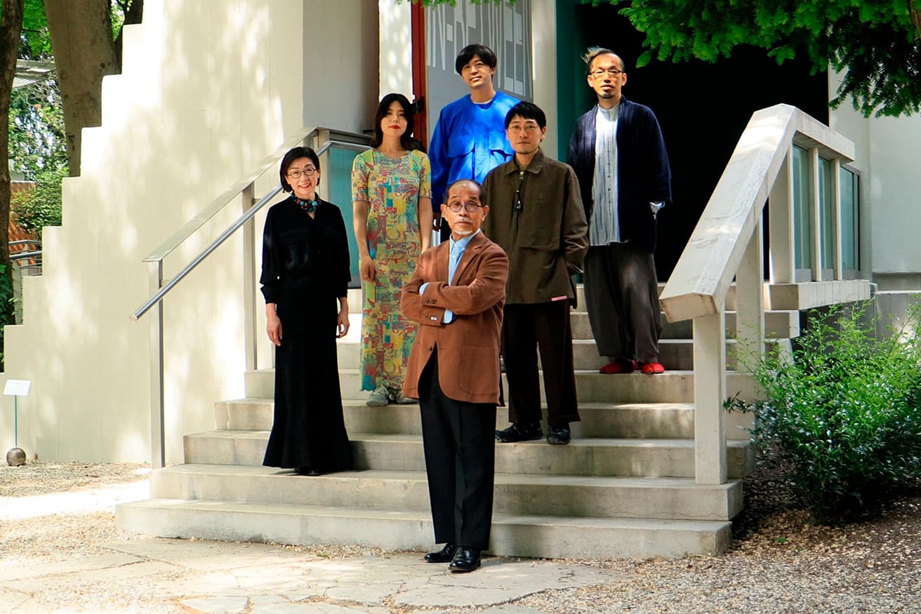 『中立点』にたずさわったメンバー。（左から）家村珠代（キュラトリアル・アドバイザー）、藤倉麻子（アーティスト）、青木淳（建築家、キュレーター）、大村高広（建築家）、砂山太一（建築家）、木内俊克（建築家）。Photo_houses inc.