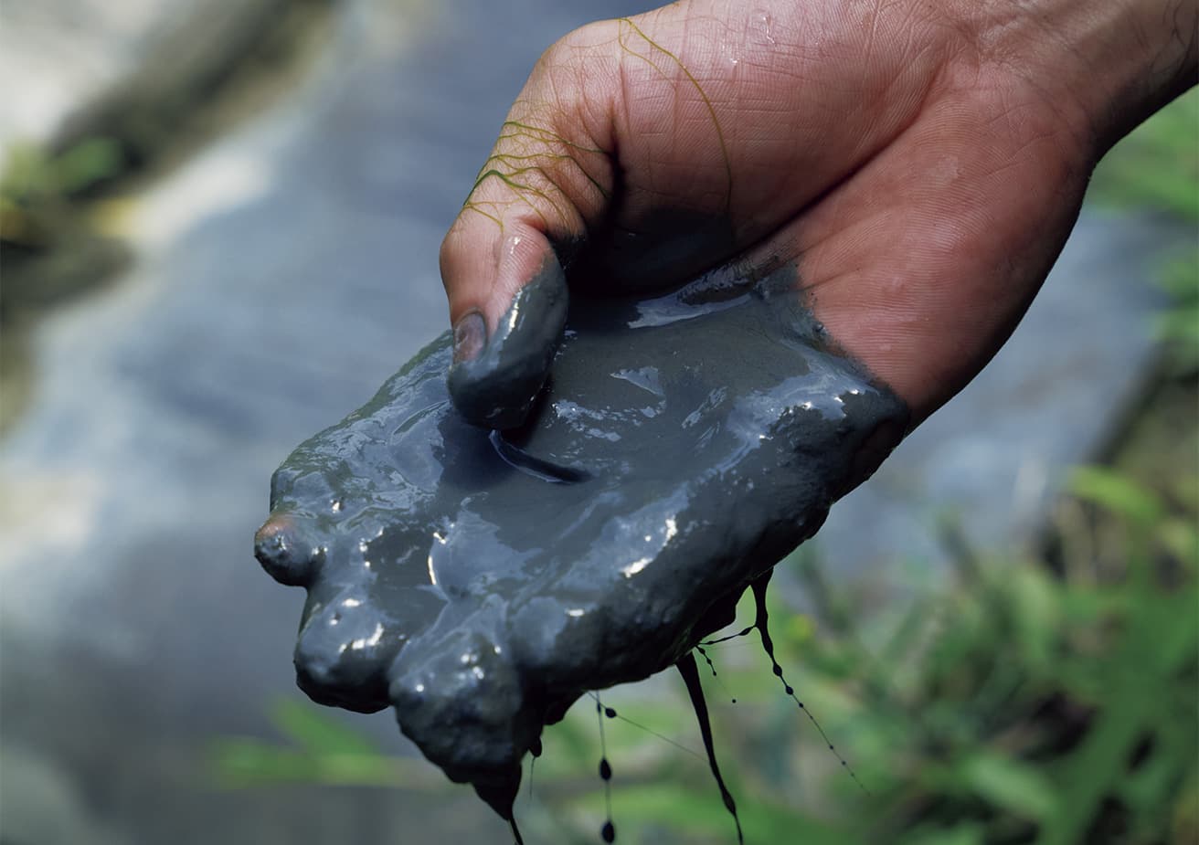 The mud particles are so fine that it’s like a cosmetic facial pack.