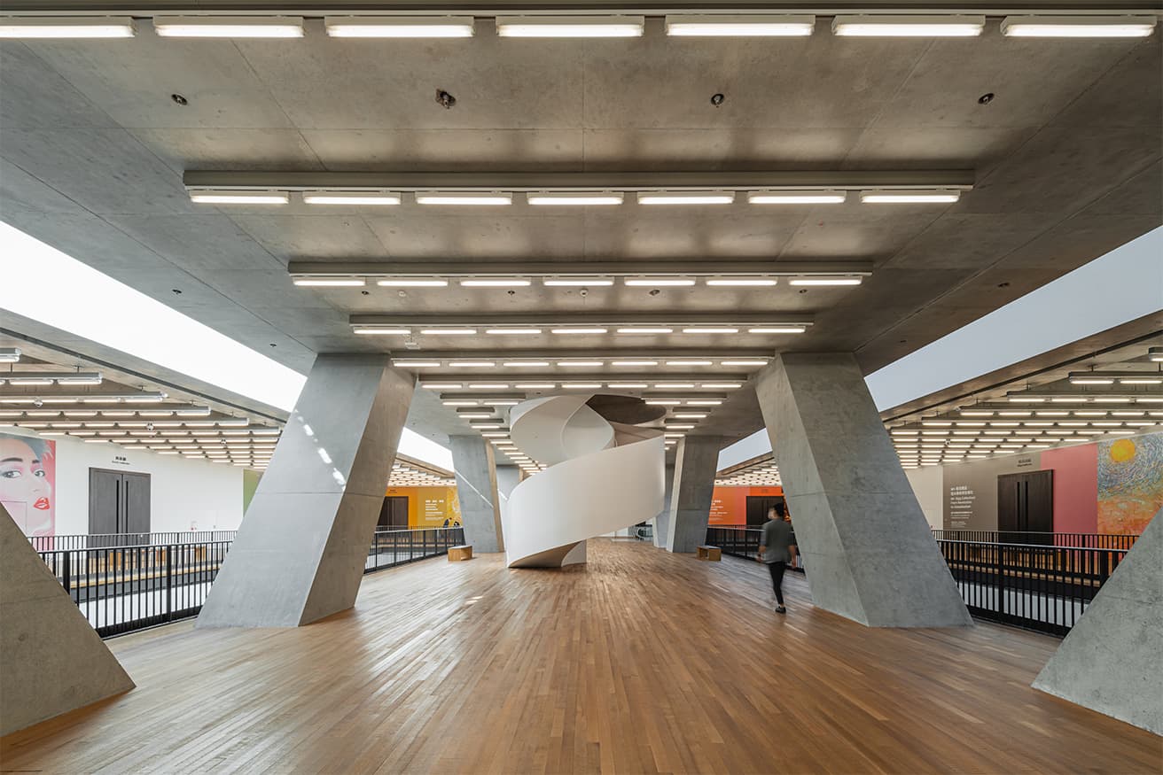 2階のアトリウム。この両側に展示室が並ぶ。Photo_Kevin Mak,  (c) Kevin Mak, Courtesy of Herzog &amp; de Meuron