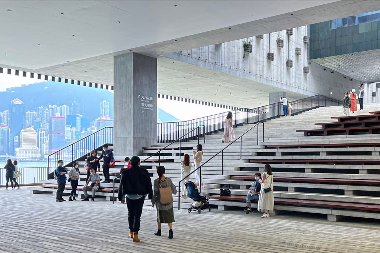 海が見えるテラス。鑑賞の合間に座ってのんびりできる。Photo_Edman Choy, Courtesy of Herzog &amp; de Meuron