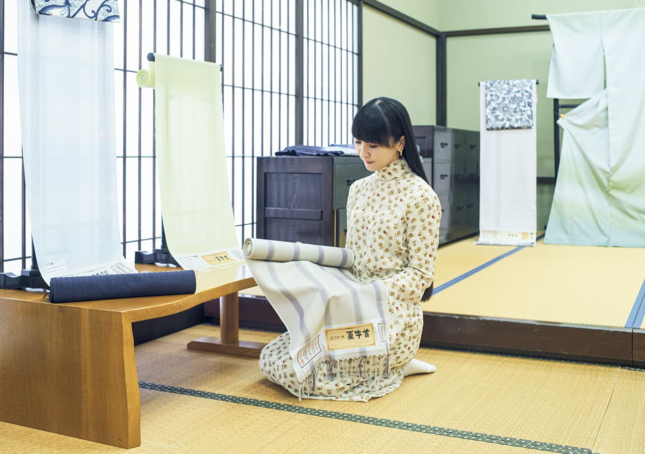 At Nishiyama Sangyō’s Hakusan Workshop, where the traditional, handcrafted ushikubi tsumugi fabric is made. The studio, in Ishikawa prefecture, is responsible for every step of the process; from making the thread, through to the final weave. Our shopkeeper, KASHIYUKA, was especially drawn to natsu ushikubi, which is used to make a light, single-layer hito-e kimono. “It’s so light and delicate. The little thread knots scattered here and there are especially nice.”