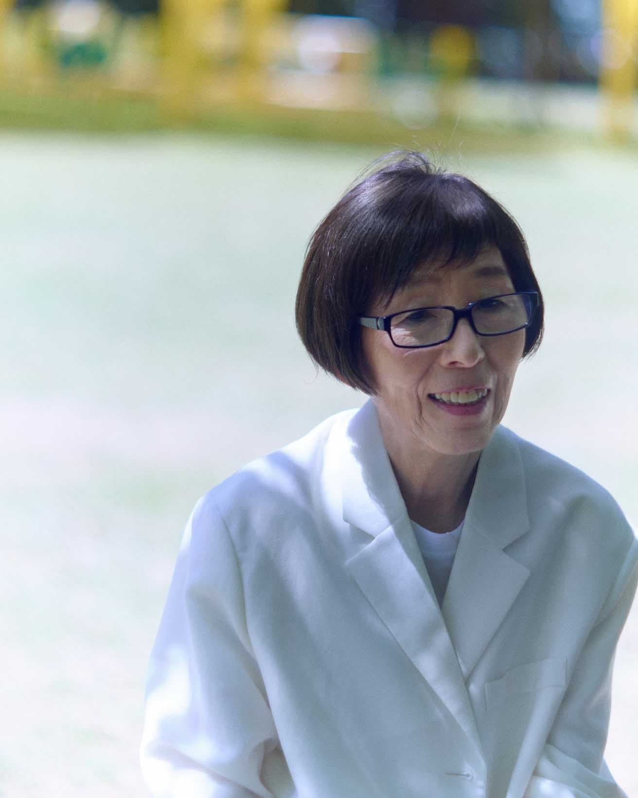 建築家・妹島和世。西沢立衛とのユニットSANAAとして、2010年にスイス連邦⼯科⼤学ローザンヌ校（EPFL）の〈ロレックス ラーニングセンター〉を設計。ロレックスのさまざまな活動にも深く関わる。
