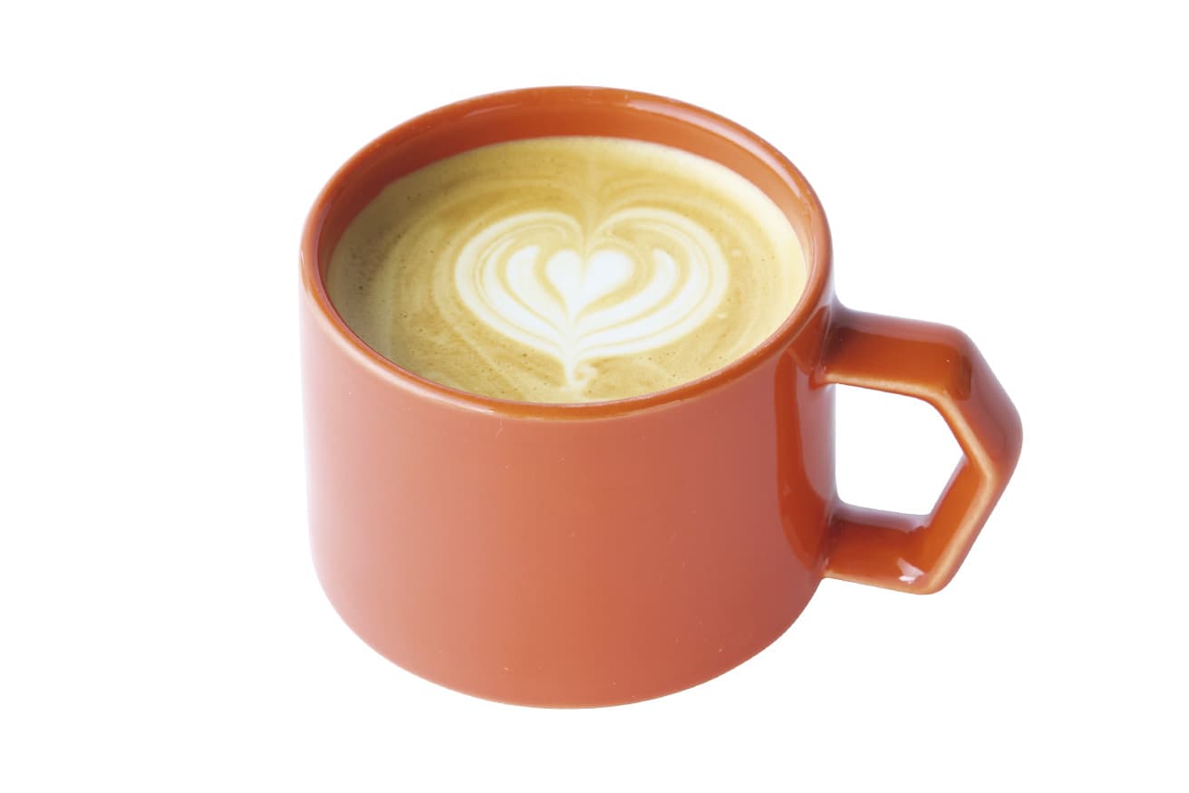 カフェラテ600円。〈Overview Coffee〉の豆を使用。