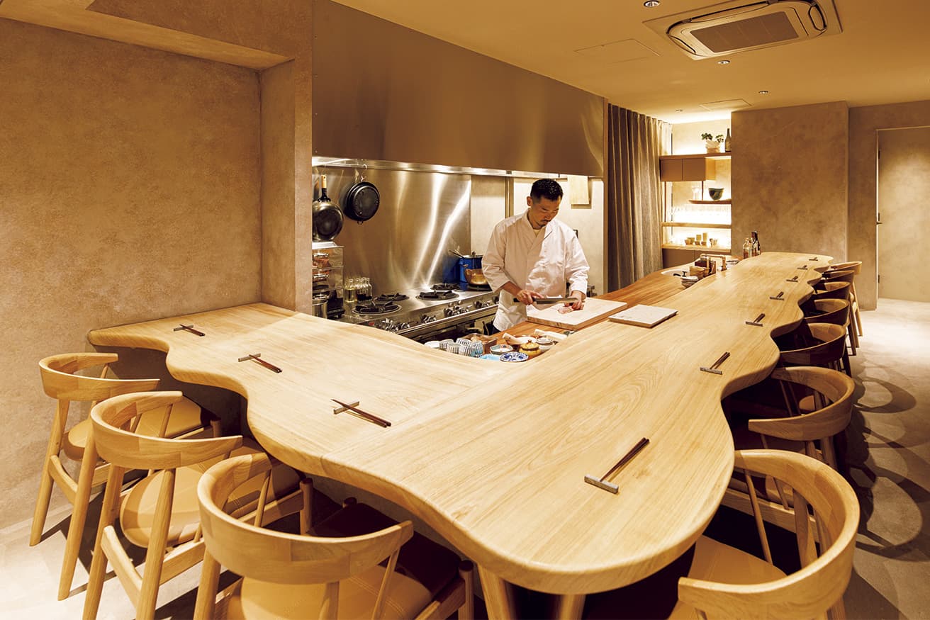 オープンは6月2日。21時以降、空席がある場合は直接来店でアラカルトの利用も可。コースの内容やメインの料理は月ごとに変わるため、通う楽しみもひとしお。