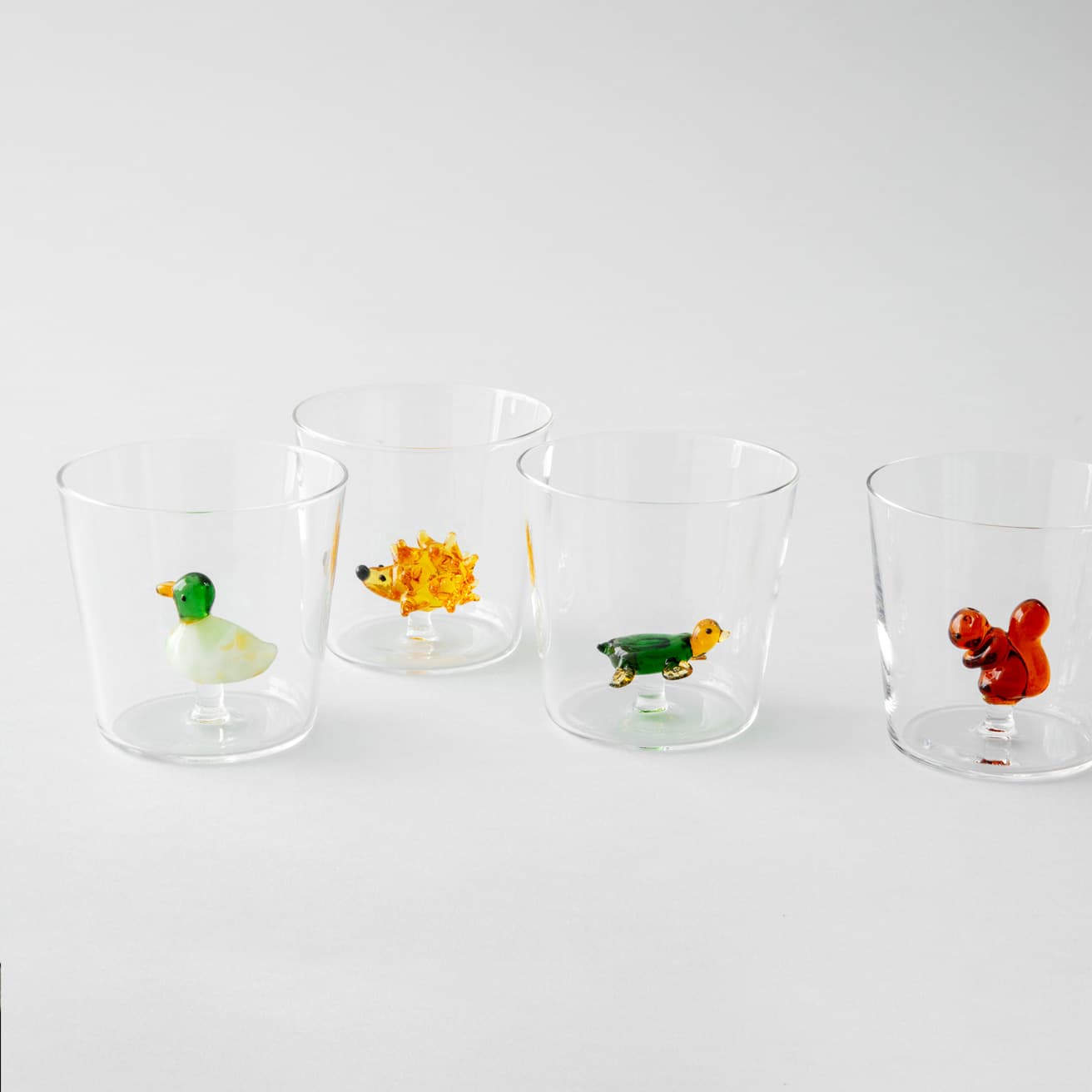 水を入れるとどうぶつたちが泳いでいるようにも見える。左から、タンブラー ダック［350ml］、ハリネズミ［350ml］、グリーンタートル［350ml］、リス［350ml］各2,750円。