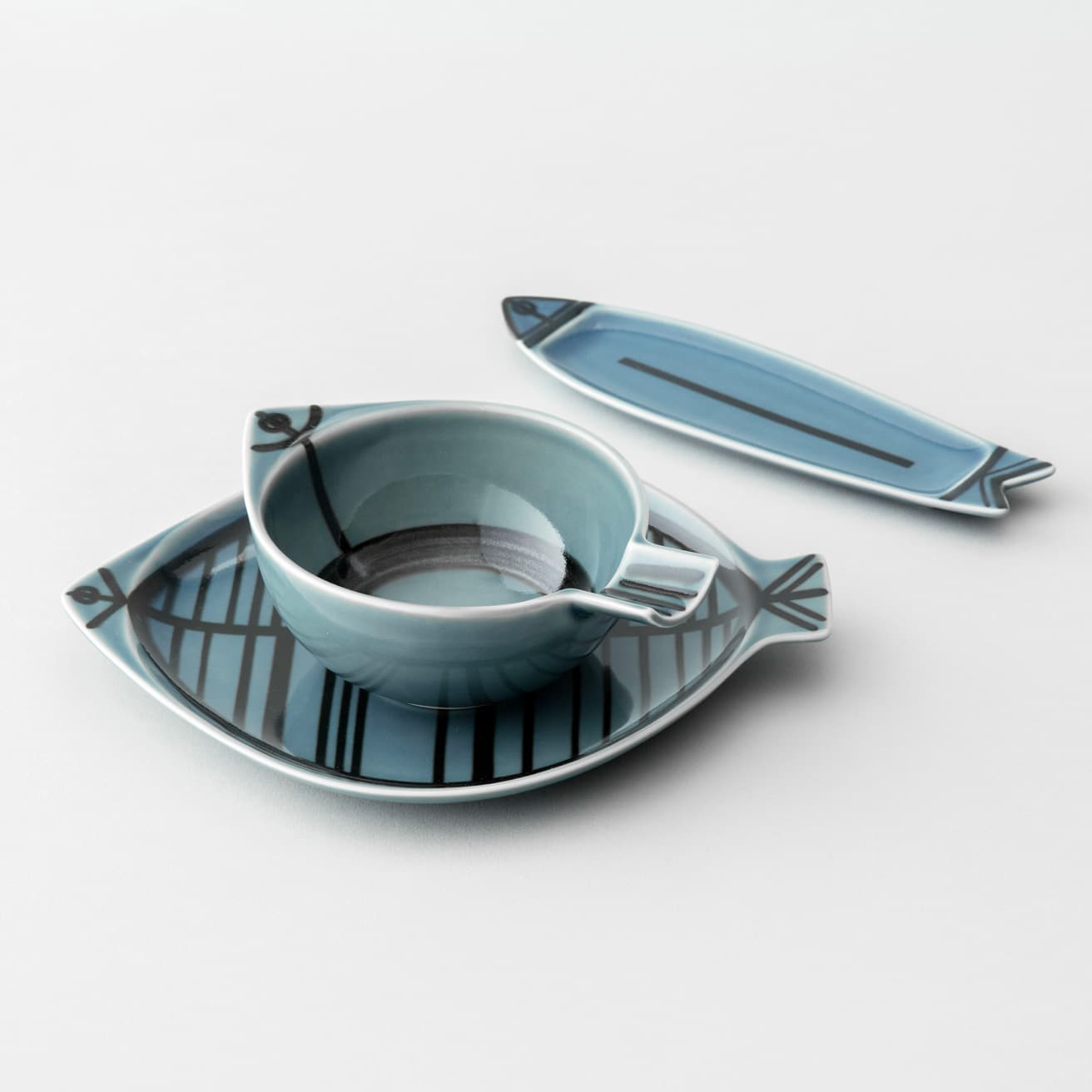 フィスク（中皿）3,850円、スカイ（ボウル）、3,300円シール（小皿）3,300円