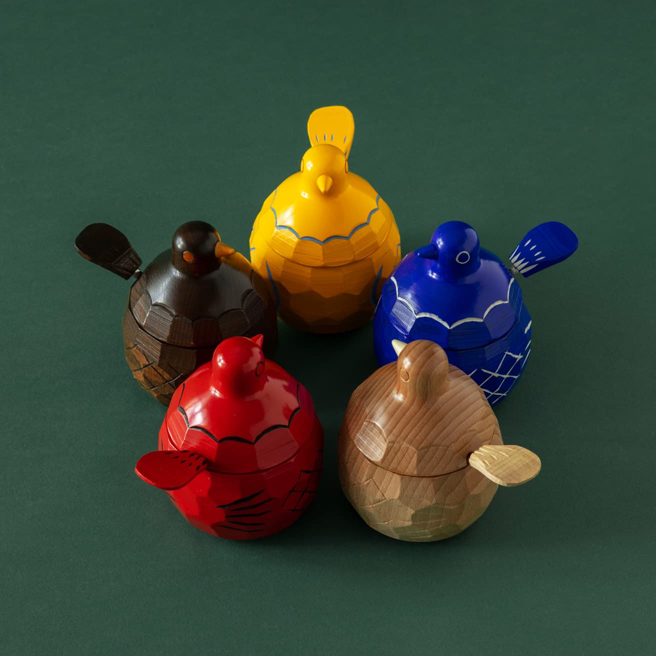 善光寺の鳩をモチーフにした砂糖壺。《鳩の砂糖壺》各11,330円。