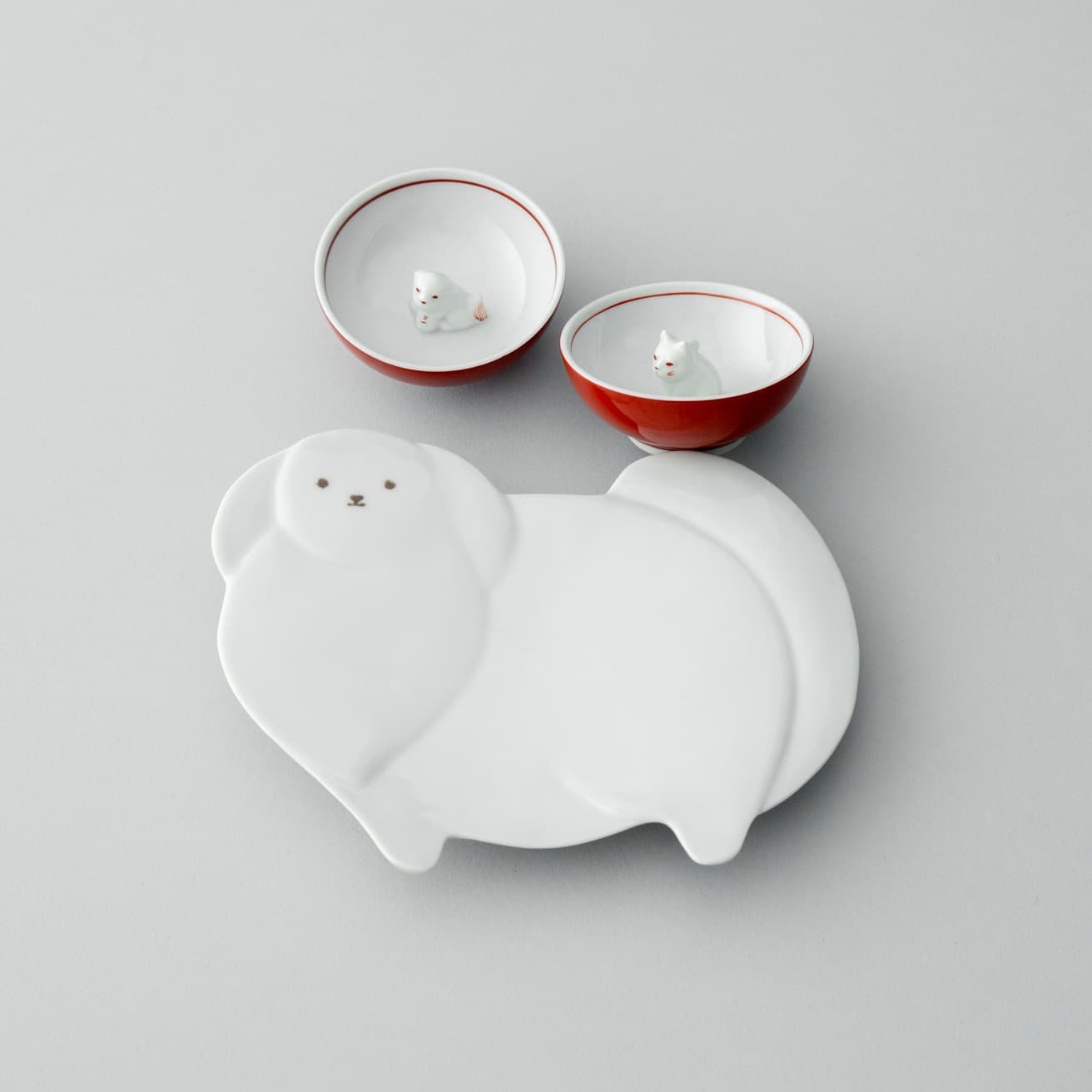 石川県能美市にある、創業140年の九谷焼窯元〈上出長右衛門窯〉による犬と猫の器。つい話しかけたくなる親しみやすい表情は手描きによる技。