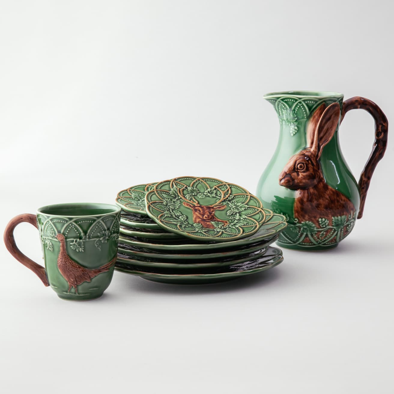 《バスク》マグカップ5,500円、重ねたブレッドプレート各3,190円、スナックプレート各4,180円、ピッチャー20,900円。