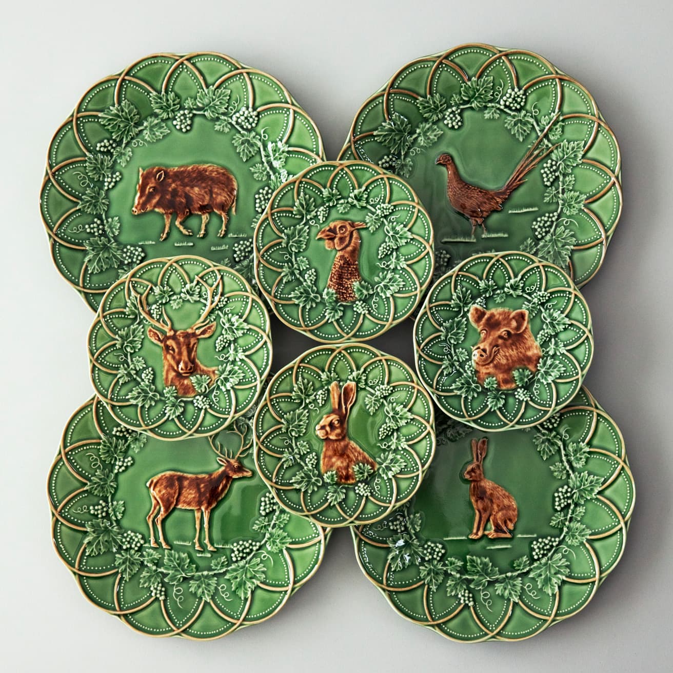 ウサギやイノシシ、鹿など森の動物たちが描かれた《バスク》シリーズのブレッドプレート各3,190円、スナックプレート各4,180円。