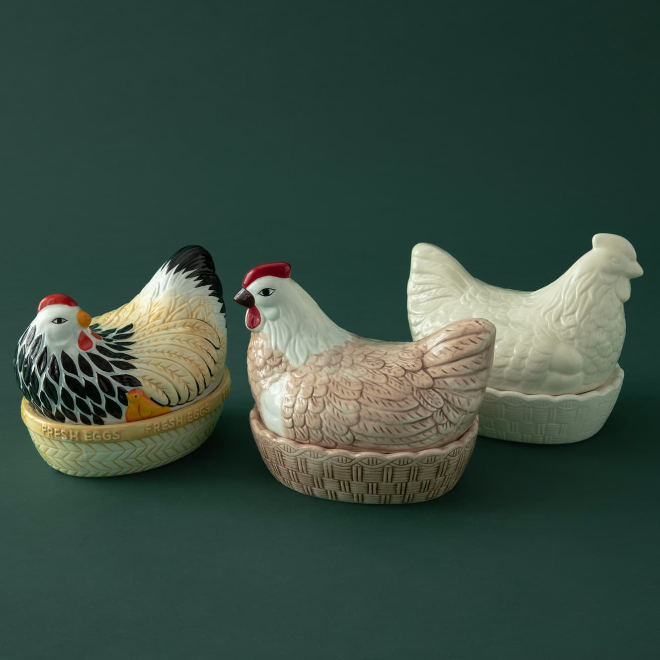 ふっくらした羽がリアルに表現された、ニワトリの形をした〈メイソンキャッシュ〉のヘンネスト。左から《マザーヘンネスト》、《ライズアンドシャイン ヘンネスト》、《クリーム ヘンネスト》各9,680 円。