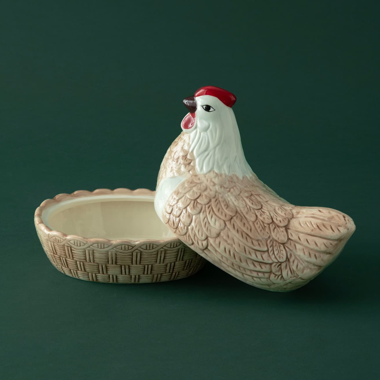 ニワトリ本来の色を再現した《ライズアンドシャイン ヘンネスト》。両手で抱えるほどの大きさで、容量もたっぷり。ナプキンなどリネン類を入れておくのにも便利。重さ約1kg、容量約2L。