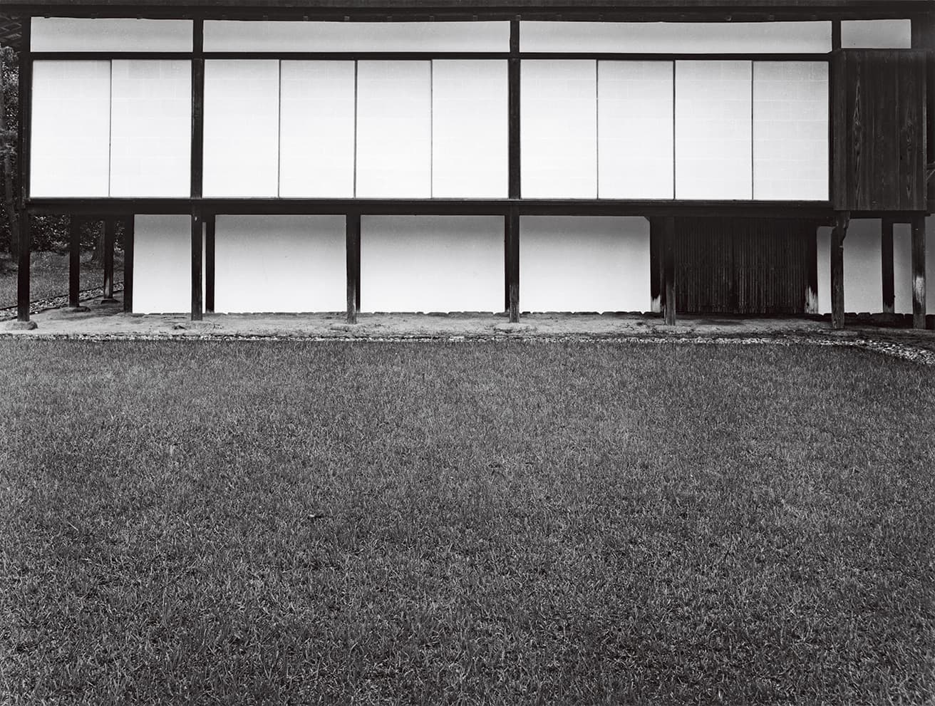 《桂離宮 新御殿東面と芝庭》（1954）。Katsura Imperial Villa, The New Palace and lawn, 1954, gelatin silver print (c) Kochi Prefecture, Ishimoto Yasuhiro Photo Center