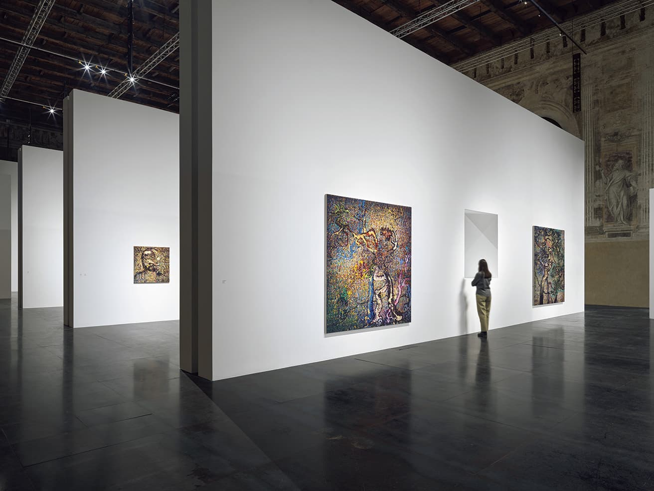 2階は5つのテーマからなる空間を展開。Installation photograph of the LACMA exhibition Zeng Fanzhi: Near and Far/Now and Then, Scuola Grande Della Misericordia in Venice, Italy, April 17–September 30, 2024, (c) Zeng Fanzhi, photo_Stefan Altenburger 